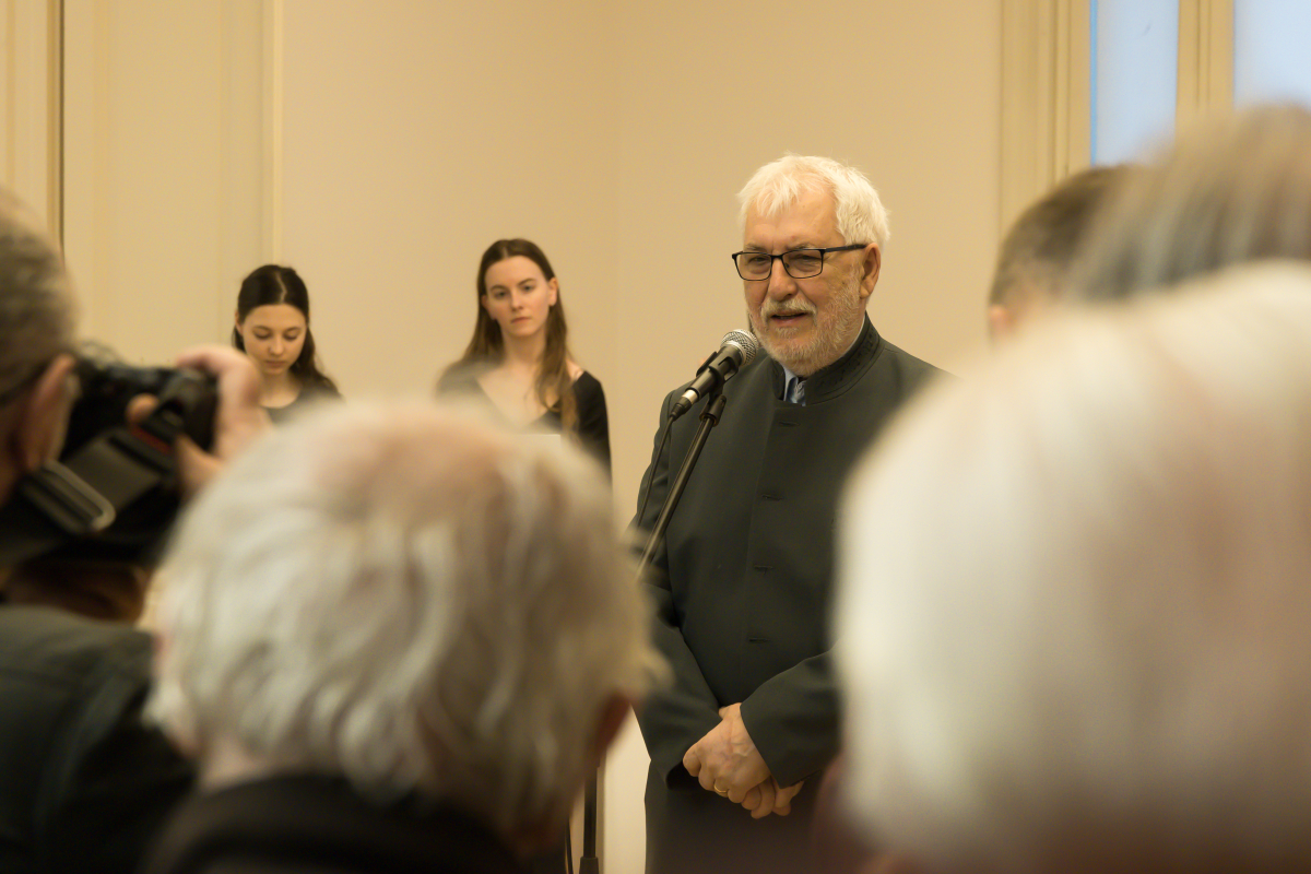 &Uacute;ton A f&eacute;ny fel&eacute; &ndash; bej&aacute;r&aacute;st tart Popovics Lőrinc